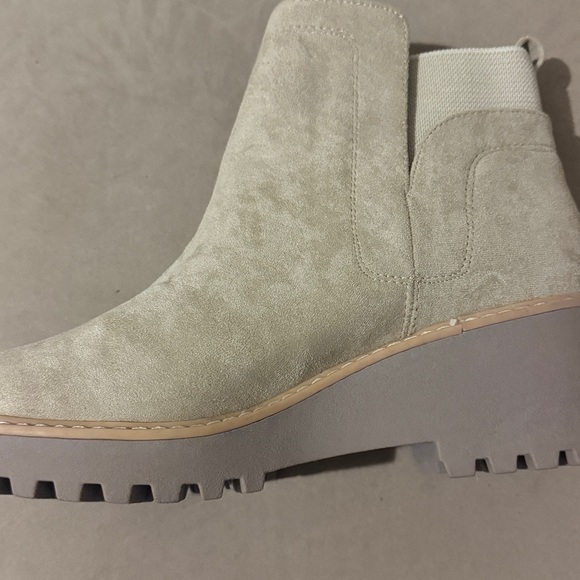 Women's DV Dolce Vita Rielle Ankle Bootie size 9 color Dune. NWOT - Picture 4 of 11